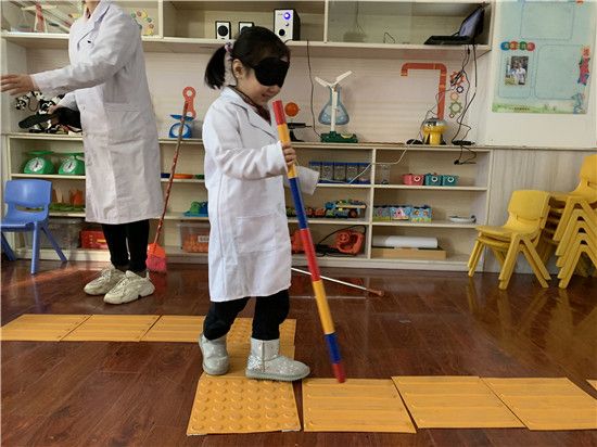 “盟动中原—— 爱眼护眼健康行”公益活动在郑州市实验幼儿园举行