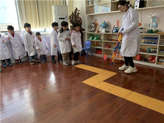 郑州童瞳眼科医院在市实验幼儿园开展爱眼护眼活动