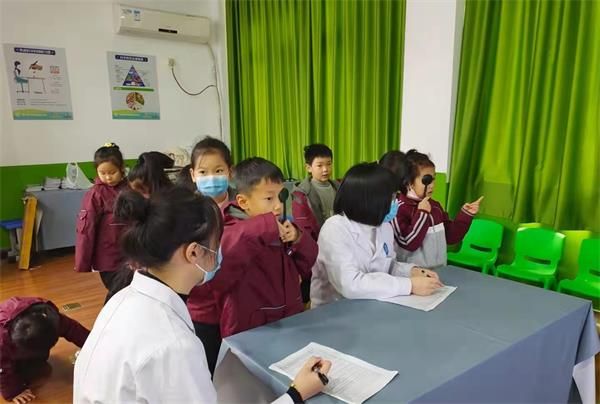 童瞳眼科到郑州市实验小学开展视力筛查