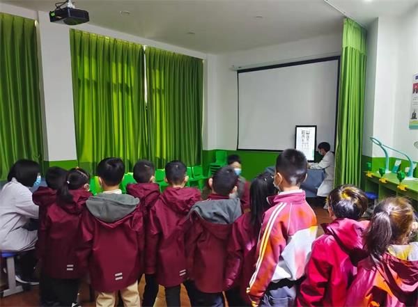 童瞳眼科到郑州市实验小学开展视力筛查