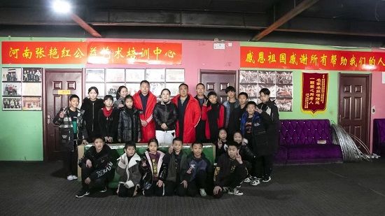 德多集团走进张艳红公益艺术培训中心举行献爱心、送温暖捐助活动