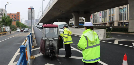 信阳交警严查电动车、摩托车违法上高架