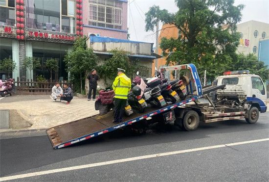 信阳交警严查电动车、摩托车违法上高架