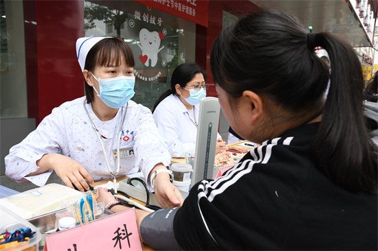 信阳市中医院开展5.12护士节中医护理服务活动