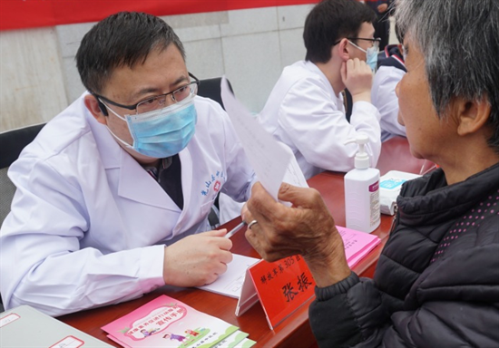 中国人民解放军第305医院联合光山县中医院开展优质服务进基层义诊活动